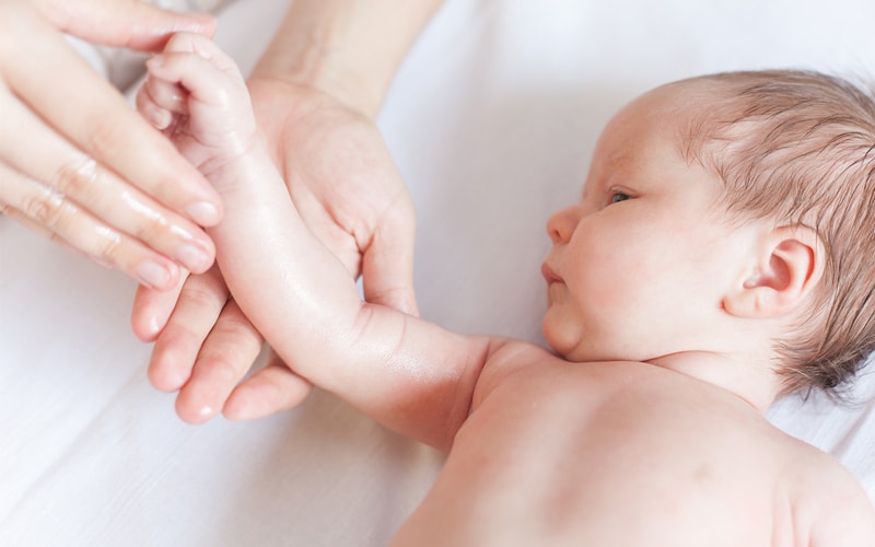 مراقبت ها و مهارت های اولیه نوزاد تا ۶ ماهگی