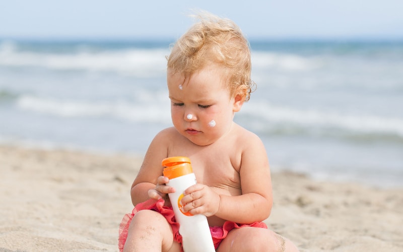 برای جلوگیری از آفتاب سوختگی پوست صورت نوزاد او را تا 6 ماهگی بیشتر از 5 دقیقه در معرض آفتاب مستقیم حتی در زمستان قرار ندهید.
