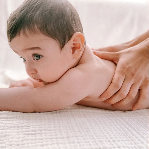 فواید ماساژ نوزاد با روغن بچه
